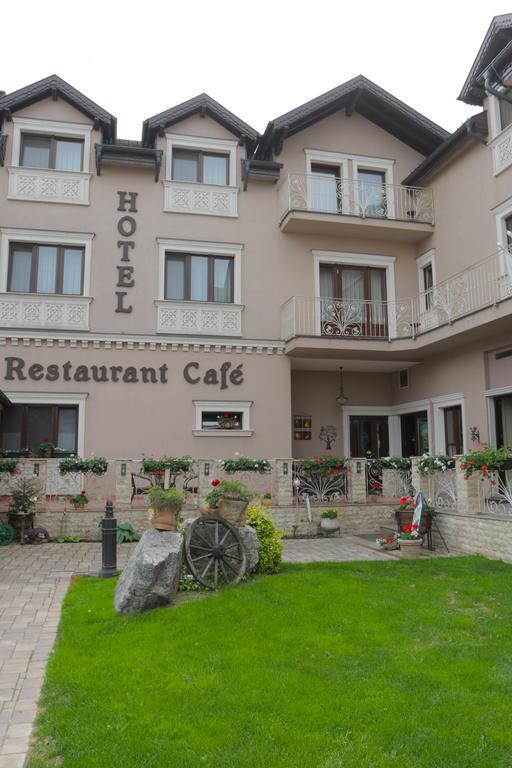 Hotel Slavia Nagyszalonta Kültér fotó