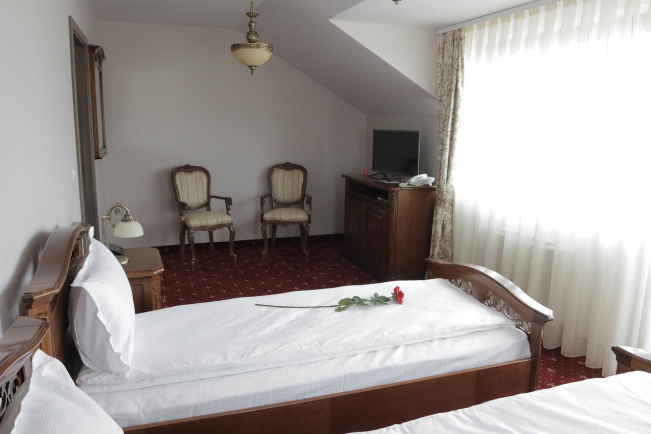 Hotel Slavia Nagyszalonta Kültér fotó